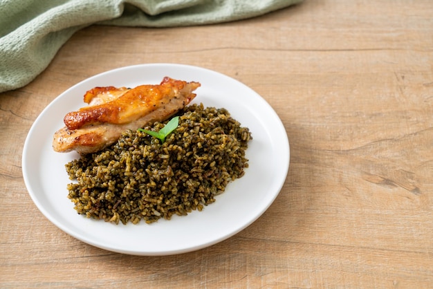 Pesto gebratener Reis mit gegrilltem Hähnchen