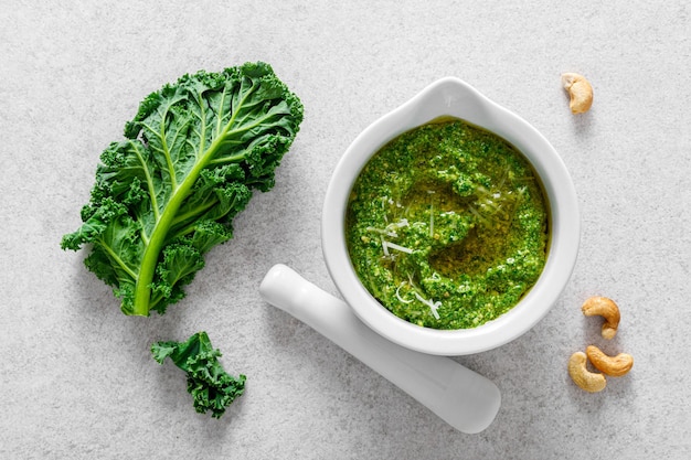 Pesto kale con ingrediente para cocinar en la mesa de la cocina casera Vista superior