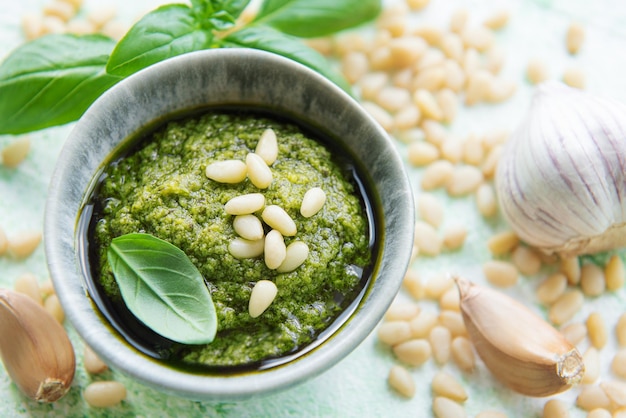 Pesto mit grünem Basilikum