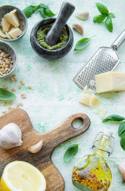 Pesto mit grünem Basilikum