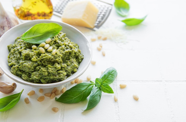 Pesto mit grünem Basilikum