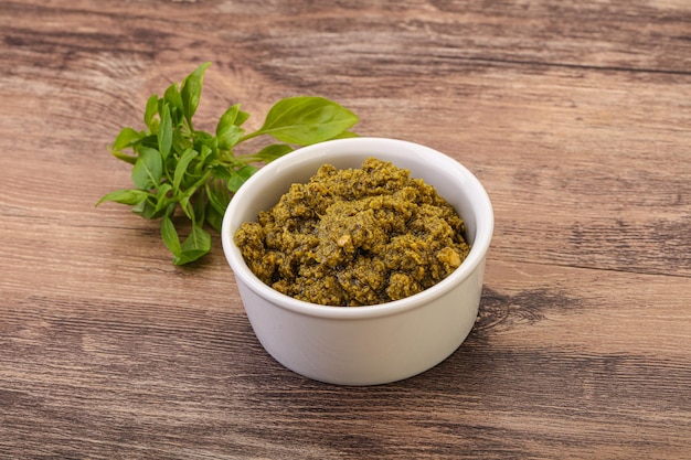 Pesto mit grüner Soße mit Basilikum und Zedernnüssen