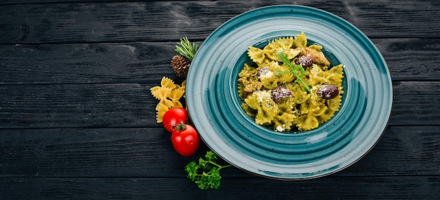 Pesto-Nudeln auf einem hölzernen Hintergrund Italienische Küche Draufsicht Kopieren Sie Platz