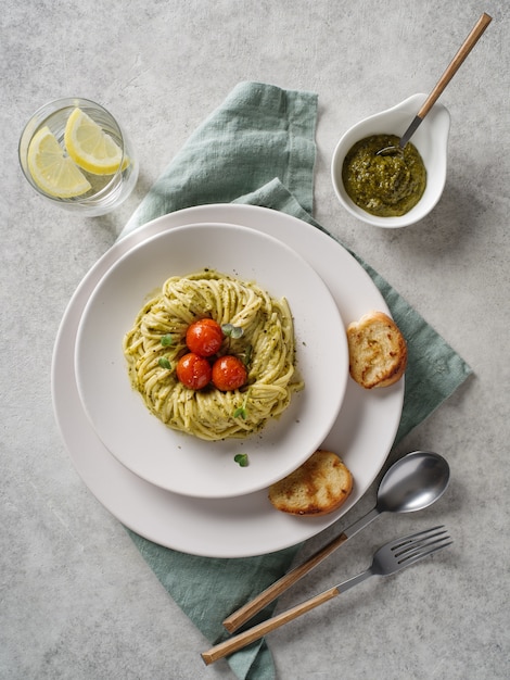 Pesto-Nudeln mit Kirschtomaten auf einem weißen Teller