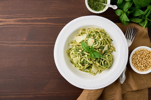 Pesto de pasta italiana con piñones ajo albahaca hojas queso parmesano y aceite de oliva