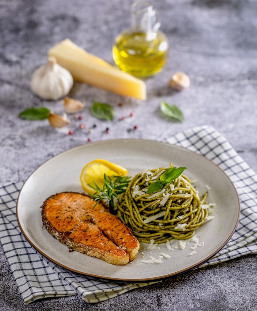 Pesto de pasta con salmón braseado