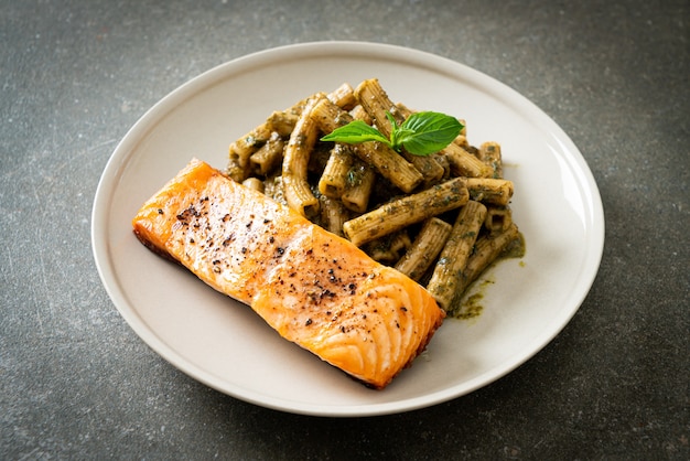 pesto quadrotto macarrão penne com filé de salmão grelhado