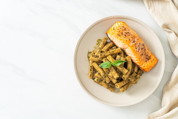 pesto quadrotto macarrão penne com filé de salmão grelhado