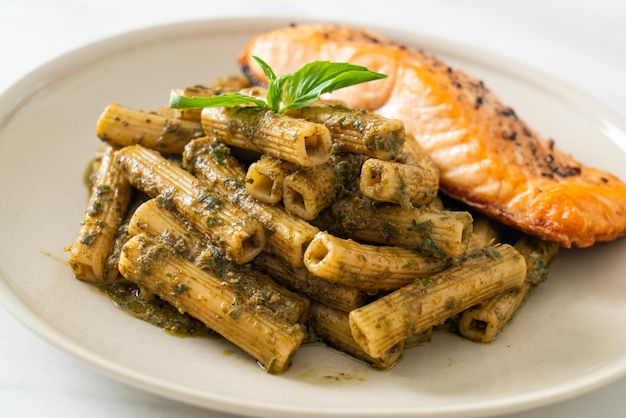 pesto quadrotto pasta penne con filete de salmón a la parrilla