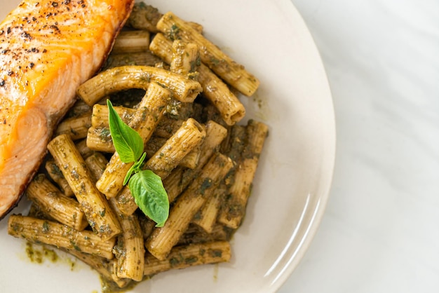 Pesto quadrotto Penne-Nudeln mit gegrilltem Lachsfiletsteak