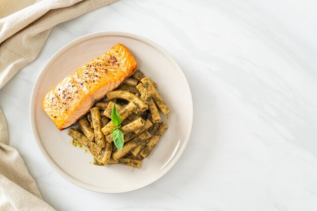 Pesto quadrotto penne pasta con salmón a la parrilla