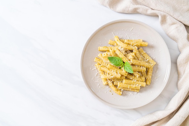 Foto pesto-rigatoni-nudeln mit parmesan-käse italienische küche und vegetarische küche