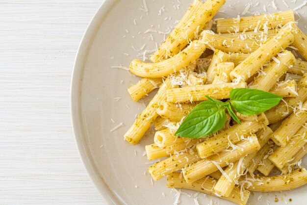 Pesto-Rigatoni-Nudeln mit Parmesan-Käse - italienisches Essen und vegetarische Küche