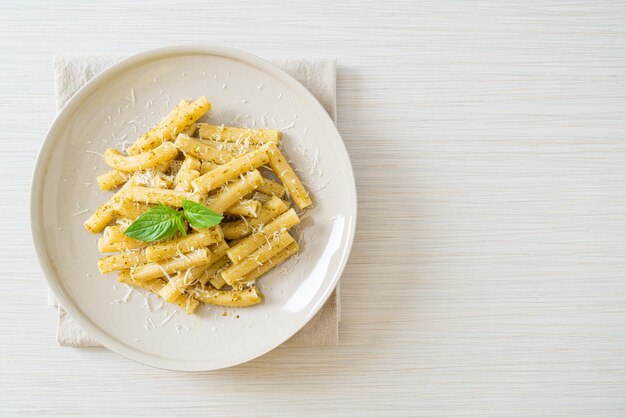 Pesto-Rigatoni-Nudeln mit Parmesan-Käse - italienisches Essen und vegetarische Küche