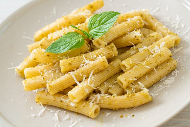 Pesto Rigatoni Pasta mit Parmesankäse - italienisches Essen und vegetarische Küche