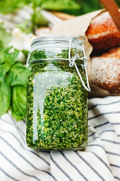 Pesto salsa italiana tradicional en tarro de cristal