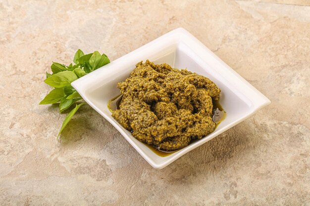 Pesto de salsa verde con albahaca