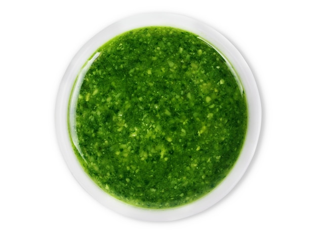 Pesto-Sauce mit Basilikum auf weißem Hintergrund Studio Photo