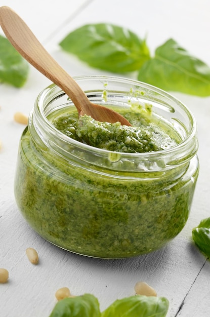 Pesto-Sauce und Löffel