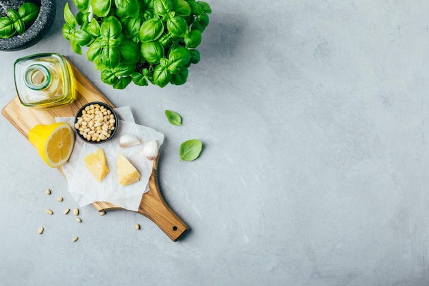 Pesto-Sauce Zutaten Basilikumblätter Parmesankäse Pinienkerne Olivenöl Knoblauch Zitrone Salz
