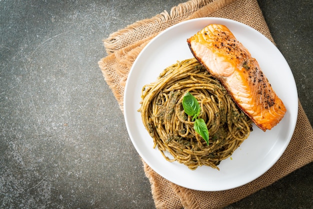 Pesto-Spaghetti-Nudeln mit gegrilltem Lachs