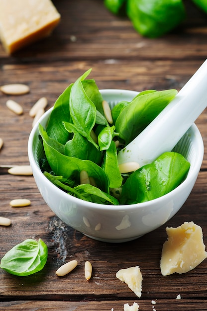 Pesto tradicional italiano en la mesa de madera