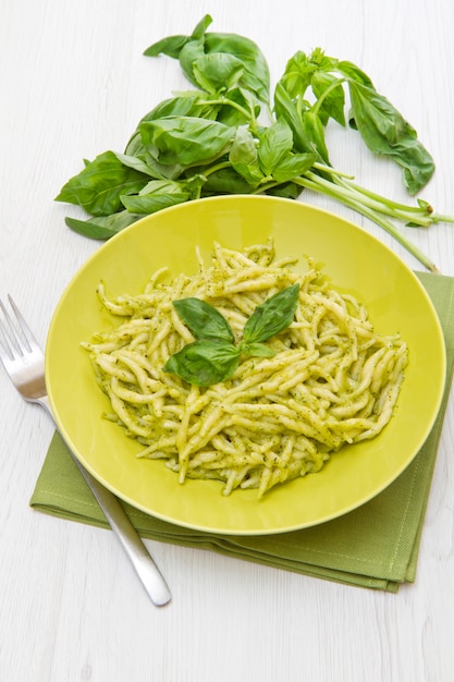 Pesto trofie receita típica da Ligúria em prato verde