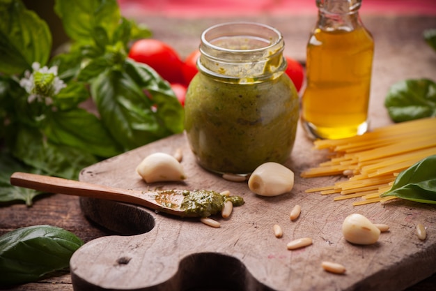 Pesto verde em uma jarra com manjericão fresco