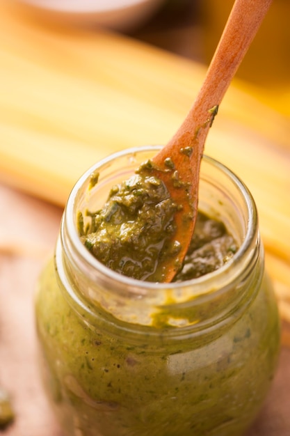 Pesto verde fresco en un vaso de conserva