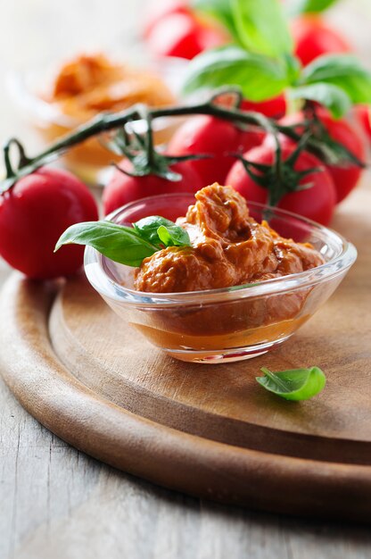 Pesto vermelho da sicília com tomate e manjericão