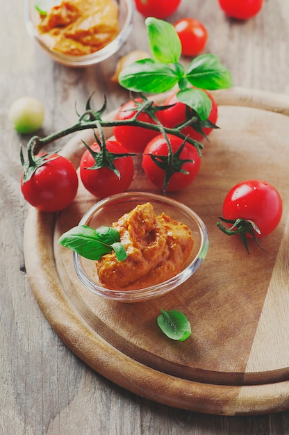 Pesto vermelho da sicília com tomate e manjericão