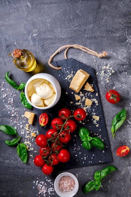 Pesto-Zutaten für die Zubereitung von Saucen- und Kirschtomaten