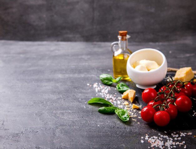 Pesto-Zutaten für die Zubereitung von Saucen- und Kirschtomaten