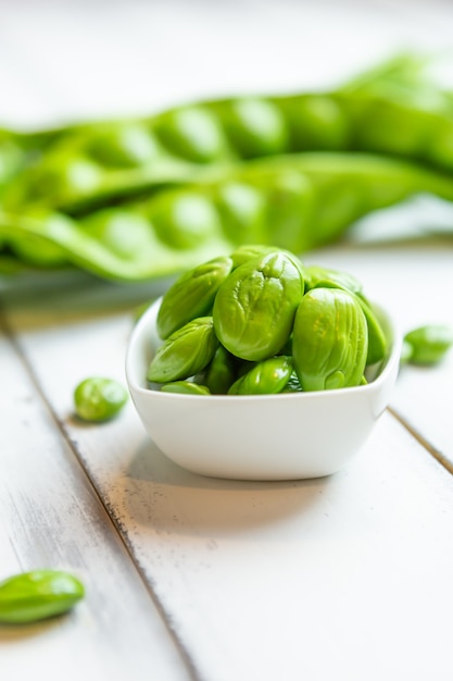 Petai, Bitter Beans en la mesa de madera, comida vegetal tailandesa, semillas de Parkia speciosa