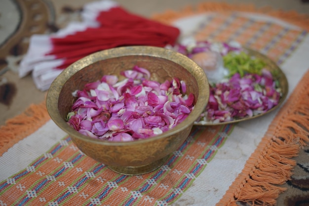 Pétalas de flores em uma tigela para cerimônia de casamento tradicional