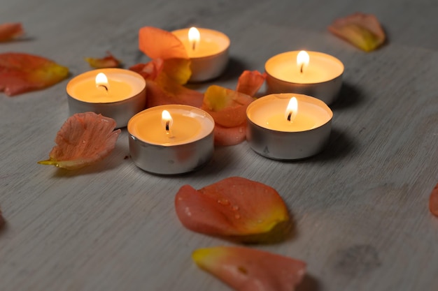 Foto pétalas de rosa e um conjunto de velas perfumadas uma noite romântica