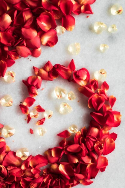 Foto pétalas de rosa no feriado de casamento de flatlay de mármore e conceito de estilo de fundo floral