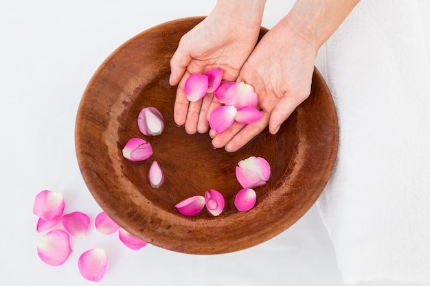 Pétalos de flores en un tazón de madera