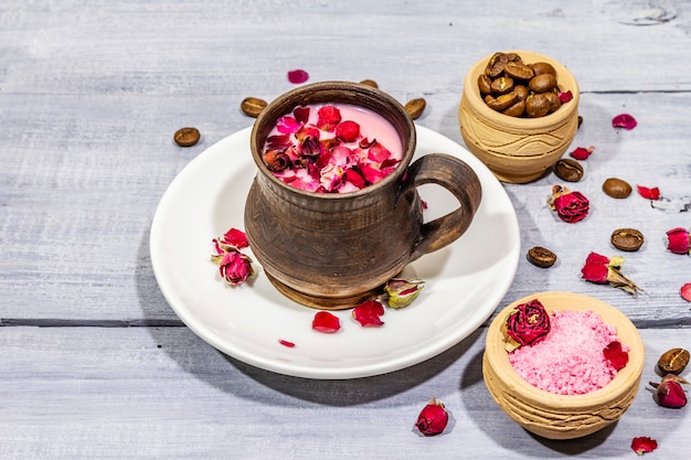 Pétalos de rosa y azúcar aromática en polvo y granos de café.