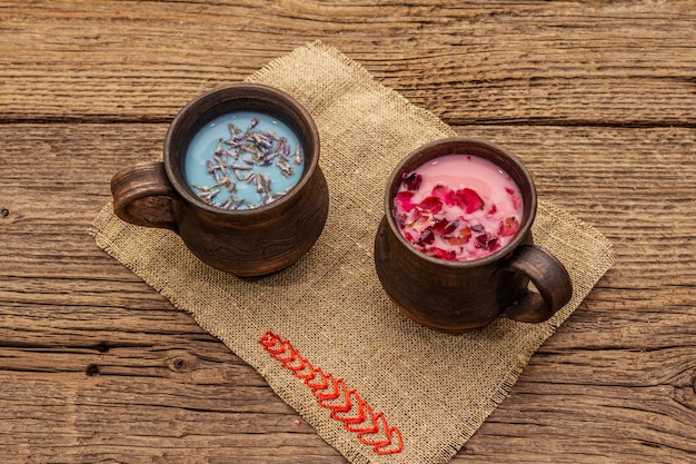 Pétalos de rosa y lattes de lavanda sobre tela de saco