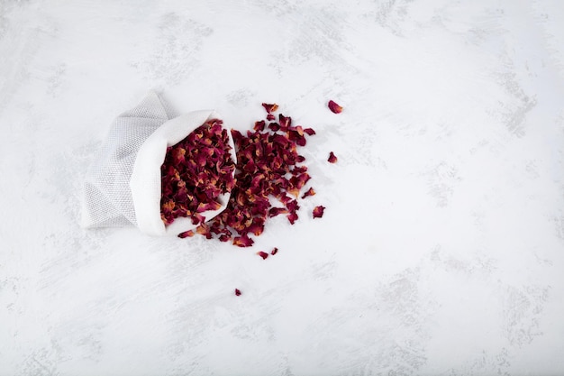 Pétalos de rosa secos en bolsita blanca Flores de rosa violeta para bolsitas de té y composiciones aromáticas