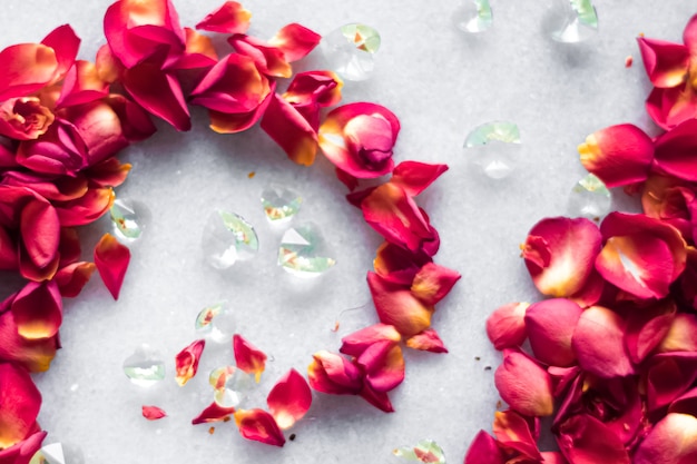 Pétalos de rosa sobre fondo de mármol decoración floral y boda flatlay tarjeta de felicitación de vacaciones telón de fondo para ...