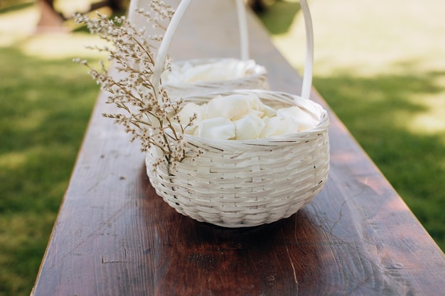 Pétalos de rosas blancas en una canasta para una ceremonia de boda