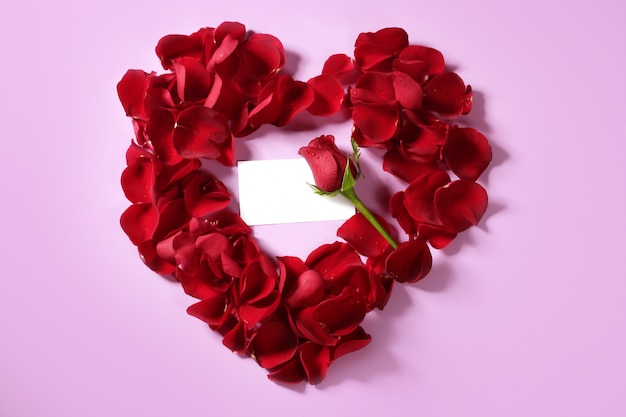Pétalos de rosas rojas en forma de corazón, copia espacio nota en blanco
