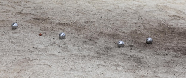 petanca, juego con bolas de acero en la arena