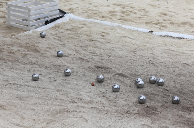 petanca, juego con bolas de acero en la arena