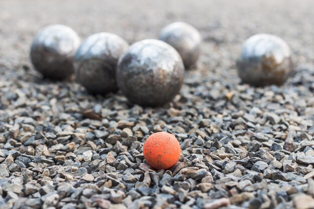 Foto petanque-kugeln auf dem fußboden eines patanque-platzes