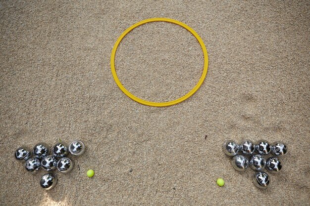 Petanque-Set mit neunzehn Metallkugeln im Feld bereit zum Spielen.