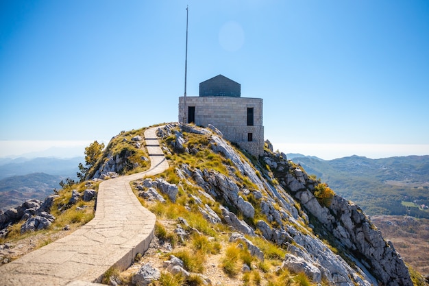 Petar ii petrovic njegos mausoleum auf dem berg lovchen in montenegro