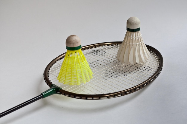 Peteca de raquete de badminton em um fundo branco